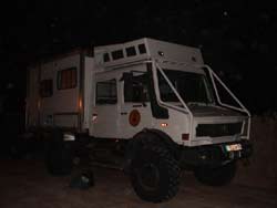 Momog dans la nuit du désert