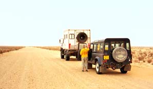 Momog et le land 110 sur la piste du pipeline vers Ksar Ghilane